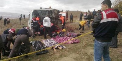 Öğrencileri taşıyan otobüs kaza yaptı; 8 ölü, 22 yaralı!