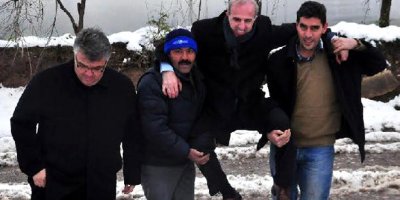 Çiftçinin Omuzunda Hasar Tespiti Yapan Daire Müdürü Görevden Alındı