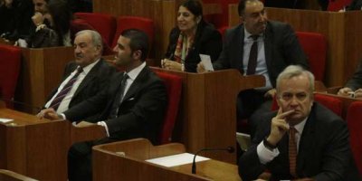 Yan yana oturdular ama göz göze gelmediler