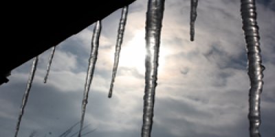 Yüksekova'da Buz Sarkıtları Tehlike Oluşturuyor