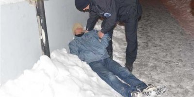 Karlar üstünde donmak üzereydi!