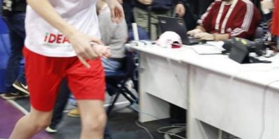 taraftarı sahaya domuz ayağı attı