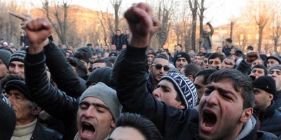 Halk sokağa döküldü