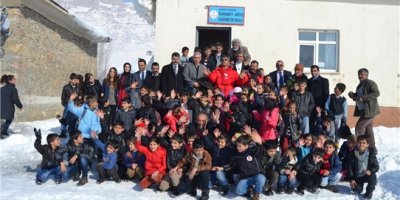 UASB'den Yüksekova'daki öğrencilere yardım