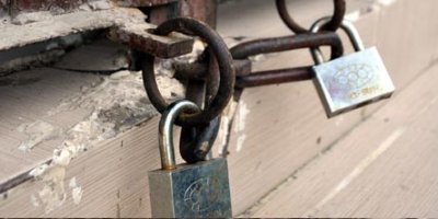 Esnaf Kepenklerini İndirdi