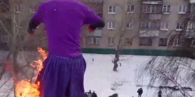 Kendini Yakan Genç Çatıdan Atladı