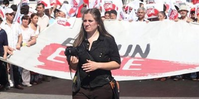 Polis boykotu takip eden gazeteciyi tartakladı