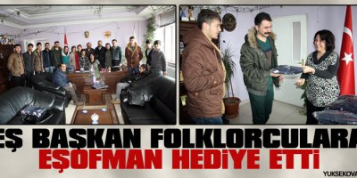 Eş Başkan Folklorculara Eşofman Hediye Etti