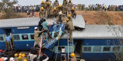 Vagonlar raydan çıktı: 11 ölü, 42 yaralı!