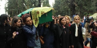 Kadınlar Özgecan Aslanı uğurladı