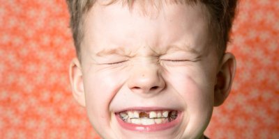 Çocuklar diş sıkma yaygın