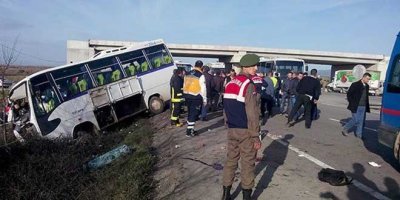 Bursada işçi ve öğrenci servisi çarpıştı: 1 ölü