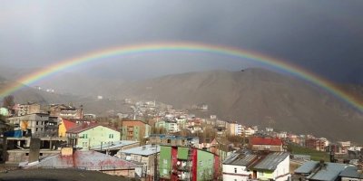 Gökkuşağı Hakkari semalarına renk kattı