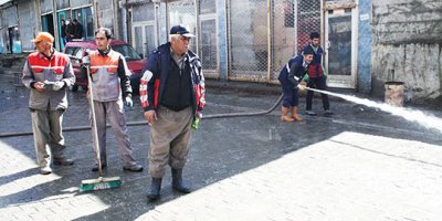 Cadde Yıkama Çalışmaları Devam Ediyor