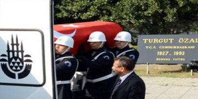 Özal'ın cenazesi toprağa verildi