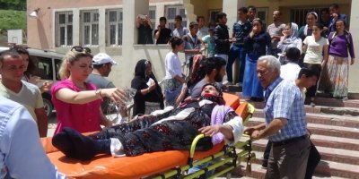 Hakkari'de kalp hastası kadın sedye ile gelerek oy kullandı