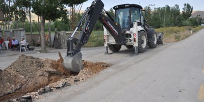 Belediye ekipleri yeni su hatları döşüyor