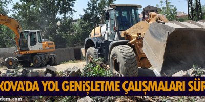Yüksekova'da yol genişletme çalışmaları sürüyor