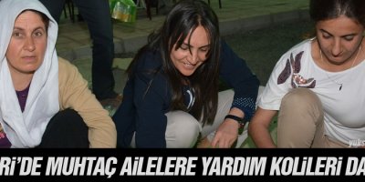 Hakkari’de muhtaç ailelere yardım kolileri dağıtıldı