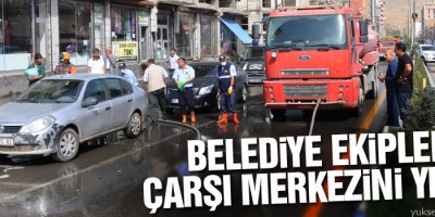 Belediye ekipleri çarşı merkezini yıkadı