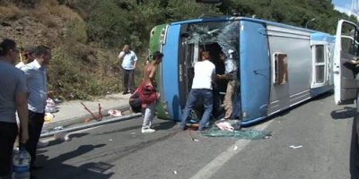 Halk otobüsü devrildi: 10 yaralı