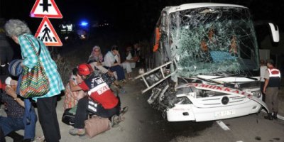 Yolcu otobüsü TIR'a çarptı: 33 yaralı