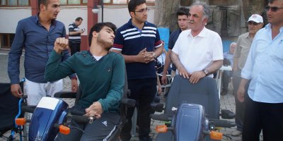 Engelli vatandaşlara akülü araba dağıtıldı