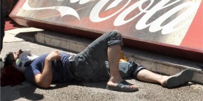 Üzerine tabela düşen işçi ağır yaralandı