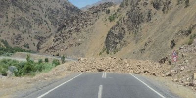 Kars'ta yola döşenen mayın patladı