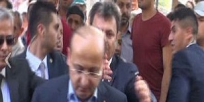 Asker cenazesinde Akdoğan’a protesto