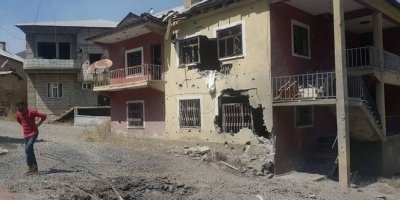 Şemdinli'de obüs atışları evlere isabet etti