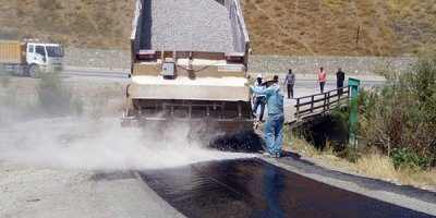 Esendere'de yol asfaltlama çalışması