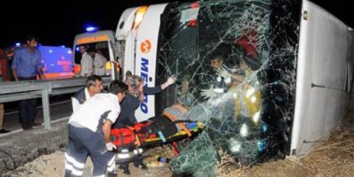 Yolcu otobüsü devrildi: 22 yaralı