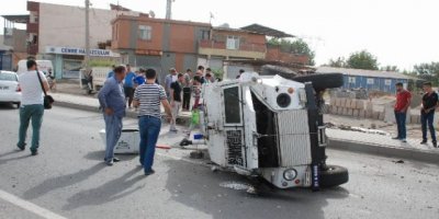 Zırhlı aracın lastiği fırladı: 1'i ağır 3 polis yaralı