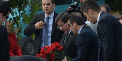 Davutoğlu katliam alanına karanfil bıraktı