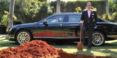 Öbür dünyada kullanmak için aracını gömdü