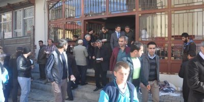 Yüksekova'da Cuma çıkışı tavuklu, pilav ikramı