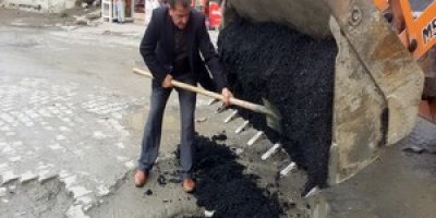 Tahrip olan kanalizasyon kapakları onarılıyor