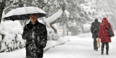 Kar yağışı yolları kapattı