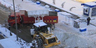 Hakkari'de karla mücadele çalışması sürüyor