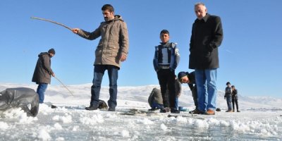 Buz kaplı baraj'da balık avı