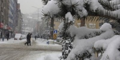 Hakkari'de karla mücadele çalışmaları sürüyor