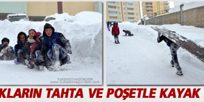 Çocukların tahta ve poşetle kayak keyfi