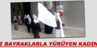 Beyaz bayraklarla yürüyen kadınlar...