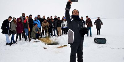 Donan göle fotoğrafçı ilgisi