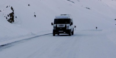 Başkale yoluna çığ düştü