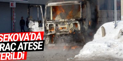 Yüksekova'da 1 araç ateşe verildi