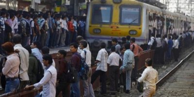 Tren 4 işçiyi ezdi