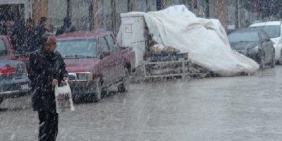 Yüksekova'da kar ve karla karışık yağmur