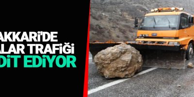 Hakkari'de kayalar trafiği tehdit ediyor